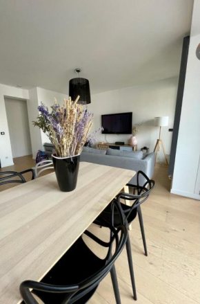 Stylish modern large 2 Bedrooms 5 min close to Paris